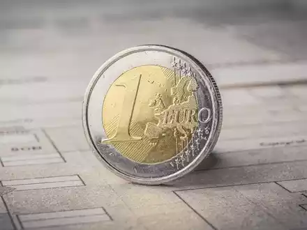 Nahaufnahme einer Euro-Münze auf einem Dokument, die eine finanzielle Transaktion oder ein Angebot symbolisiert. - Foto: über boerse-global.de
