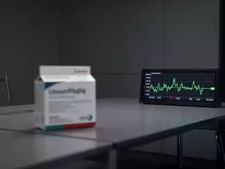 Ein minimalistisches Büro mit einem pharmazeutischen Produkt und einem flachen Börsenticker, der unauffälligen Handel darstellt. - Foto: über boerse-global.de