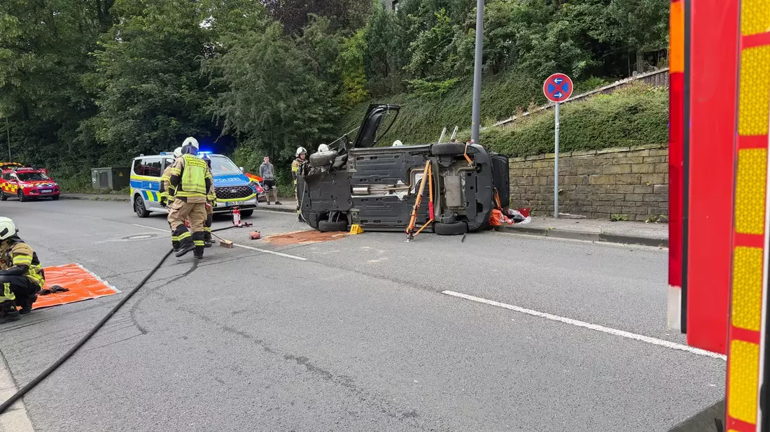 FW Mettmann: Schwerer Verkehrsunfall auf der Talstraße / K37 - Bild: presseportal.de