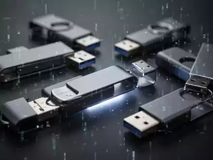 Nahaufnahme mehrerer generischer USB-Sticks auf einer dunklen Oberfläche, die Manipulation und Betrug bei Speicherkapazität andeuten. - Foto: über boerse-global.de