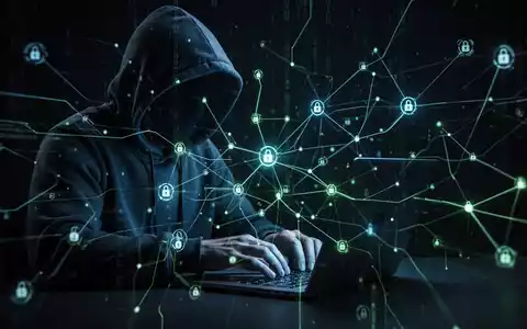 A person in a hoodie typing on a laptop, with abstract digital network lines and glowing nodes representing cybercrime. - Foto: über boerse-global.de