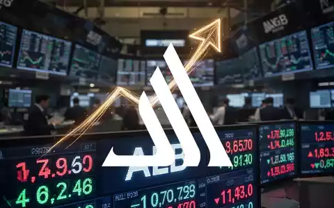 Eine leuchtende, nach oben zeigende Pfeilform über einem Finanzticker mit 'ALB' und steigenden Zahlen, im Hintergrund ein Handelsraum. - Foto: über boerse-global.de