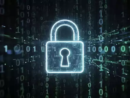Ein stilisiertes, leuchtendes Vorhängeschloss-Symbol über einem verschwommenen Hintergrund aus Binärcode und Datenströmen. - Foto: über boerse-global.de