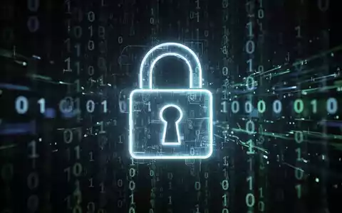 Ein stilisiertes, leuchtendes Vorhängeschloss-Symbol über einem verschwommenen Hintergrund aus Binärcode und Datenströmen. - Foto: über boerse-global.de