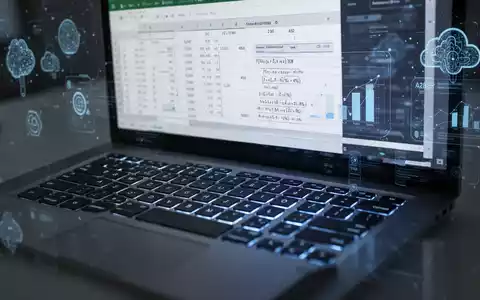 A modern laptop keyboard with glowing keys and an Excel spreadsheet on the screen, showing data and formulas. - Foto: über boerse-global.de
