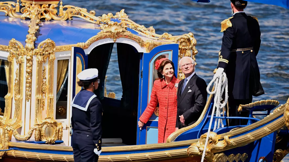 König Carl XVI. Gustaf (2. v. rechts) und Königin Silvia (2. v. links) fahren zur Goldhochzeit auch mir der königlichen Barkasse «Vasaorden».  - Bild: Pontus Lundahl/TT News Agency/AP/dpa