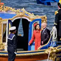König Carl XVI. Gustaf (2. v. rechts) und Königin Silvia (2. v. links) fahren zur Goldhochzeit auch mir der königlichen Barkasse «Vasaorden».  - Foto: Pontus Lundahl/TT News Agency/AP/dpa