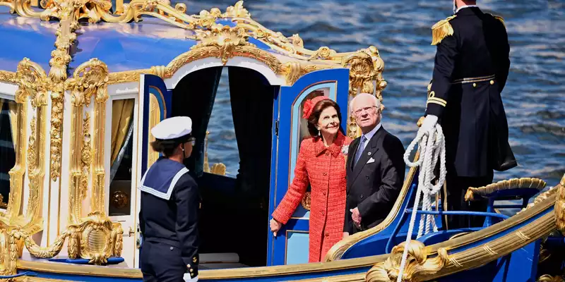 König Carl XVI. Gustaf (2. v. rechts) und Königin Silvia (2. v. links) fahren zur Goldhochzeit auch mir der königlichen Barkasse «Vasaorden».  - Foto: Pontus Lundahl/TT News Agency/AP/dpa