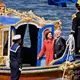 König Carl XVI. Gustaf (2. v. rechts) und Königin Silvia (2. v. links) fahren zur Goldhochzeit auch mir der königlichen Barkasse «Vasaorden».  - Bild: Pontus Lundahl/TT News Agency/AP/dpa
