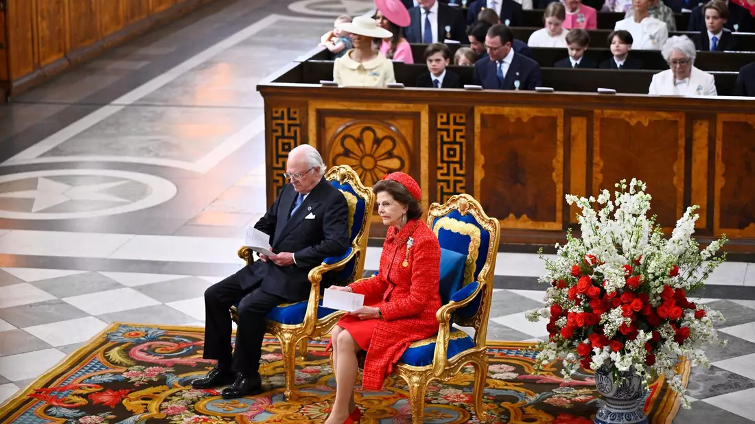 Königin Silva (rechts) ganz in Rot beim Gottesdienst zur Goldhochzeit des Königspaares.  - Bild: Christine Olsson/TT News Agency/AP/dpa