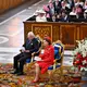 Königin Silva (rechts) ganz in Rot beim Gottesdienst zur Goldhochzeit des Königspaares.  - Bild: Christine Olsson/TT News Agency/AP/dpa