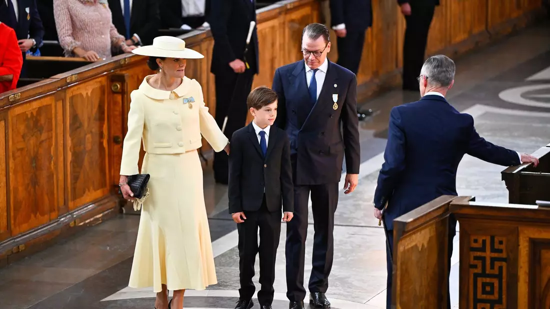 Auch die Familie von Kronprinzessin Victoria (links) kam zum Gottesdienst. Nur Tochter Estelle fehlte - sie ist gerade auf einer Sprachreise. - Bild: Christine Olsson/TT News Agency/AP/dpa