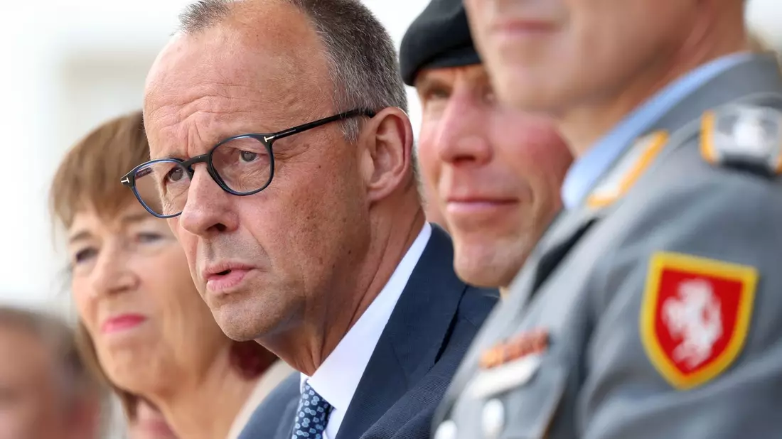 Konkrete Bedrohungen sind keine Fiktion, sondern bereits Alltag auch in Deutschland, warnt Bundeskanzler Friedrich Merz (CDU).  - Bild: Christoph Reichwein/dpa