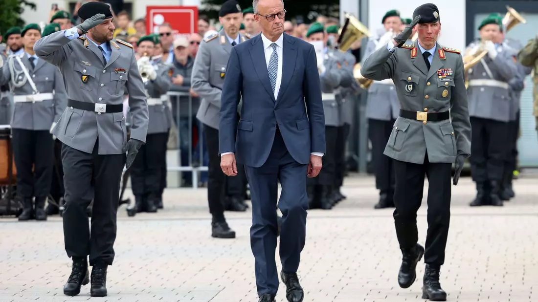 «Frieden und Freiheit gibt es eben nicht kostenlos», gibt Bundeskanzler Friedrich Merz jungen Rekrutinnen und Rekruten mit auf den Weg.  - Bild: Christoph Reichwein/dpa