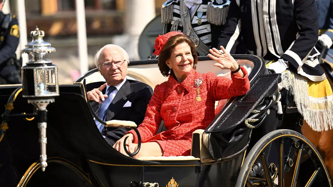 Eine Kutschfahrt darf bei einem royalen Jubiläum nicht fehlen. Drin: das Goldhochzeitspaar, König Carl XVI. Gustaf (links) und Königin Silvia (rechts).  - Bild: Henrik Montgomery/TT News Agency/AP/dpa