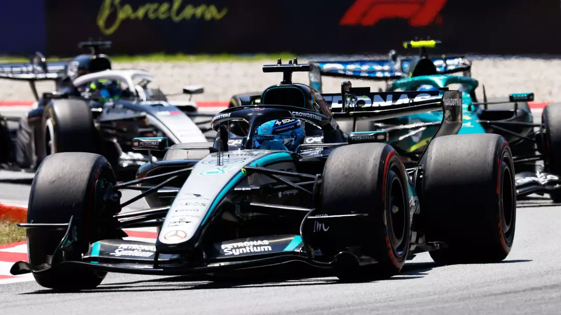 George Russell holt sich in Spanien die Pole Position. - Bild: Joan Monfort/AP/dpa