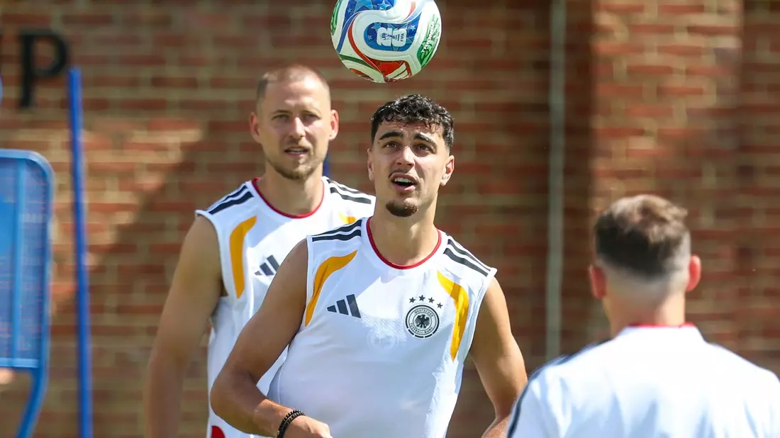 Ein kraftvolles Signal setzen Aleksandar Pavlovic (M) und Waldemar Anton (l) beim Abschlusstraining. - Bild: Jan Woitas/dpa