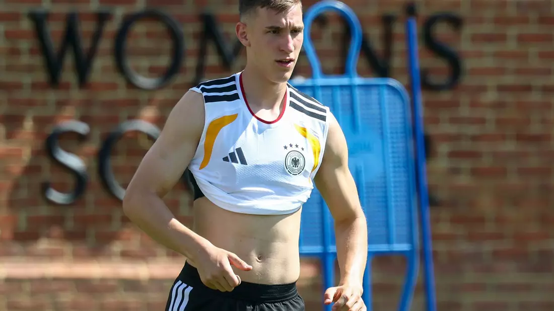 Alle Spieler sind bereit für Curaçao, auch Nico Schlotterbeck. - Bild: Jan Woitas/dpa