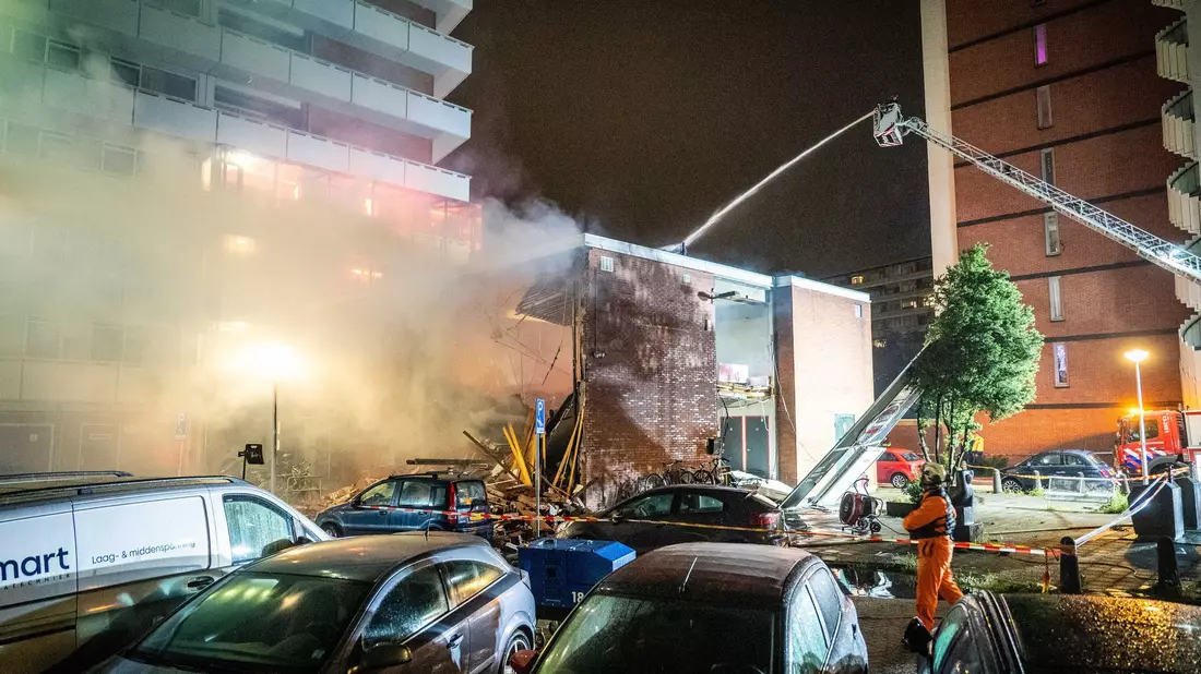 400 Anwohner mussten nach der heftigen Explosion ihre Wohnungen verlassen. - Bild: Josh Walet/ANP/dpa