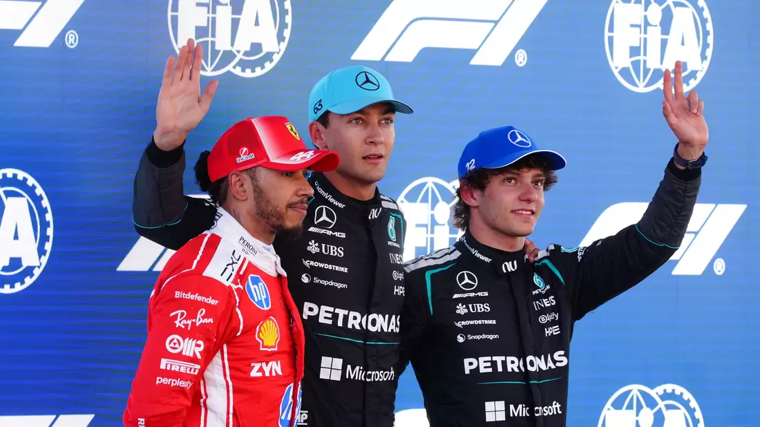 Kimi Antonelli (r) verpasst als Dritter die erste Startreihe. - Bild: David Davies/PA Wire/dpa