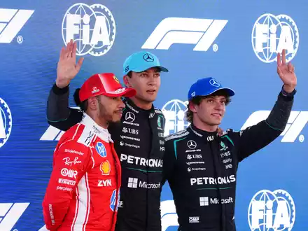 Kimi Antonelli (r) verpasst als Dritter die erste Startreihe. - Foto: David Davies/PA Wire/dpa