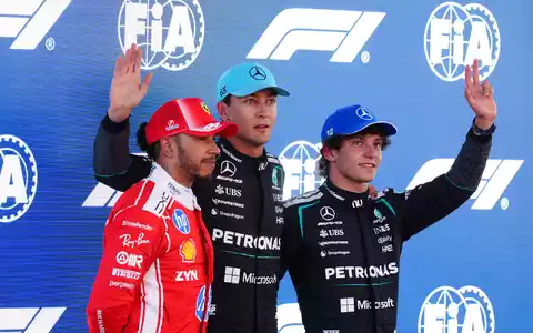 Kimi Antonelli (r) verpasst als Dritter die erste Startreihe. - Foto: David Davies/PA Wire/dpa