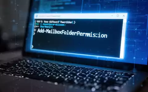 A close-up of a keyboard with a blurred background showing a screen displaying a PowerShell command related to mailbox permissions. - Foto: über boerse-global.de