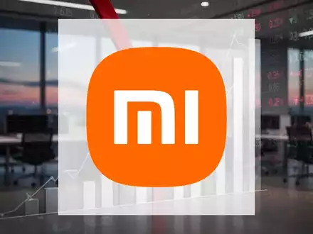 Roter Abwärtspfeil durchbohrt einen Finanzbalken, symbolisiert den Gewinneinbruch von Xiaomi. - Foto: über boerse-global.de