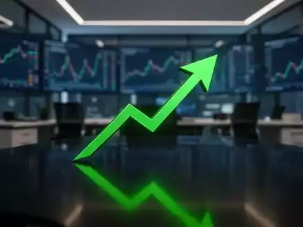 Ein grüner, aufwärts gerichteter Börsenpfeil auf einem digitalen Bildschirm, der sich auf einem dunklen Schreibtisch spiegelt. - Foto: über boerse-global.de