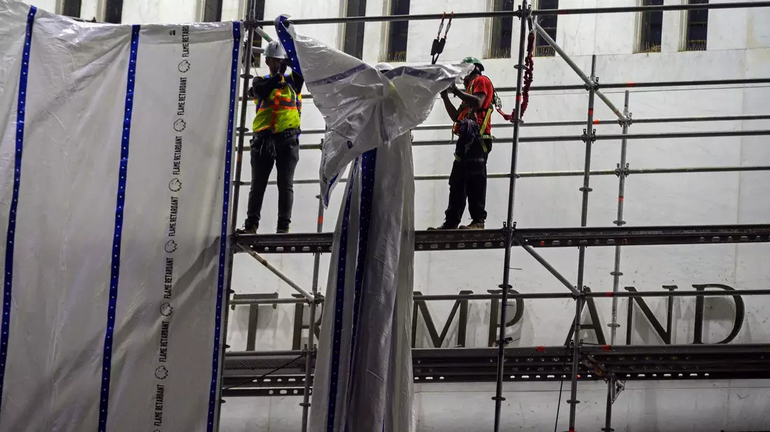 Arbeiter haben laut dem Kennedy Center Trumps Namen von der Fassade der Kultureinrichtung entfernt.  - Bild: Cliff Owen/AP/dpa