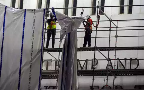 Arbeiter haben laut dem Kennedy Center Trumps Namen von der Fassade der Kultureinrichtung entfernt.  - Foto: Cliff Owen/AP/dpa