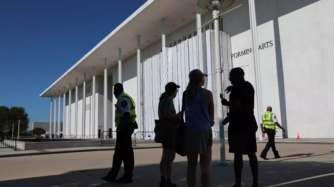 Das Kennedy Center informiert in Gerichtsdokumenten darüber, dass Trumps Name von seiner Fassade entfernt worden ist.  - Bild: Rahmat Gul/FR172204 AP/AP/dpa