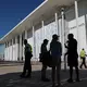 Das Kennedy Center informiert in Gerichtsdokumenten darüber, dass Trumps Name von seiner Fassade entfernt worden ist.  - Bild: Rahmat Gul/FR172204 AP/AP/dpa