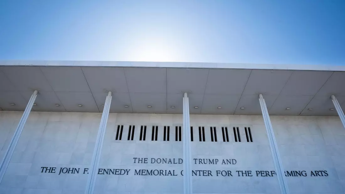 So sah die Aufschrift auf der Fassade der Kultureinrichtung nach der Umbenennung in Trump Kennedy Center aus. (Archivbild) - Bild: Cliff Owen/AP/dpa