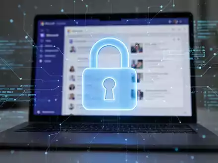 A glowing blue padlock icon superimposed over a blurred Microsoft Teams interface on a laptop screen, with subtle data streams. - Foto: über boerse-global.de