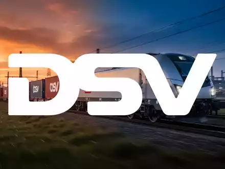 Ein moderner DB Schenker Güterzug fährt bei Sonnenuntergang durch eine Landschaft, einige Container tragen DSV-Branding. - Foto: über boerse-global.de