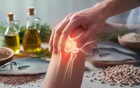 Eine Hand berührt sanft ein Kniegelenk, umgeben von einem milden Schein. Im Hintergrund sind gesunde Lebensmittel verschwommen dargestellt. - Foto: über boerse-global.de
