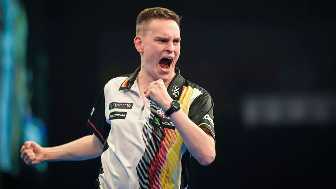 Darts-Profi Ricardo Pietreczko (hier im Bild) steht mit Martin Schindler im Viertelfinale der Team-WM. - Bild: Hannes P. Albert/dpa
