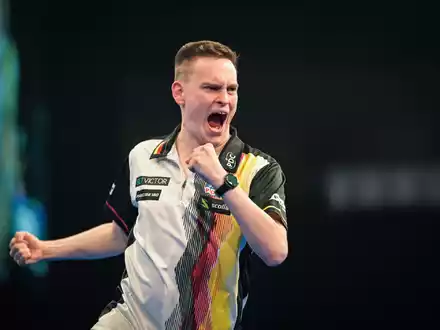Darts-Profi Ricardo Pietreczko (hier im Bild) steht mit Martin Schindler im Viertelfinale der Team-WM. - Foto: Hannes P. Albert/dpa