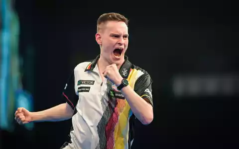 Darts-Profi Ricardo Pietreczko (hier im Bild) steht mit Martin Schindler im Viertelfinale der Team-WM. - Foto: Hannes P. Albert/dpa