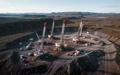 Luftaufnahme eines abgelegenen Bergbau-Explorationsgeländes mit mehreren Bohranlagen in unberührter Natur unter klarem Himmel. - Foto: über boerse-global.de
