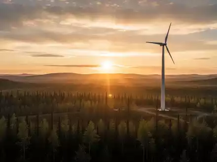 Eine Windturbine in einer weiten, unberührten kanadischen Landschaft bei Sonnenaufgang. - Foto: über boerse-global.de