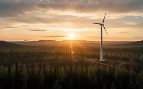 Eine Windturbine in einer weiten, unberührten kanadischen Landschaft bei Sonnenaufgang. - Foto: über boerse-global.de
