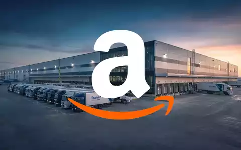 Ein riesiges, modernes Amazon-Logistikzentrum bei Sonnenaufgang mit vielen Lieferwagen, die aufgereiht sind. - Foto: über boerse-global.de