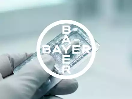 Investor mit Finanzzeitungen und fallendem Graphen. - Foto: über boerse-global.de