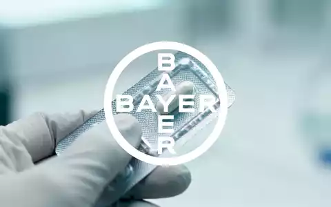 Investor mit Finanzzeitungen und fallendem Graphen. - Foto: über boerse-global.de