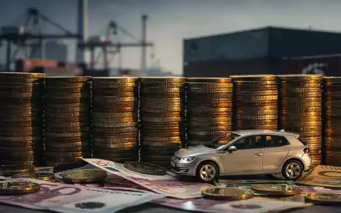 Ein stilisiertes Bild von Euro-Münzen, die eine Barriere bilden, vor einem kleinen Volkswagen-Modell. Industrieller Hintergrund. - Foto: über boerse-global.de