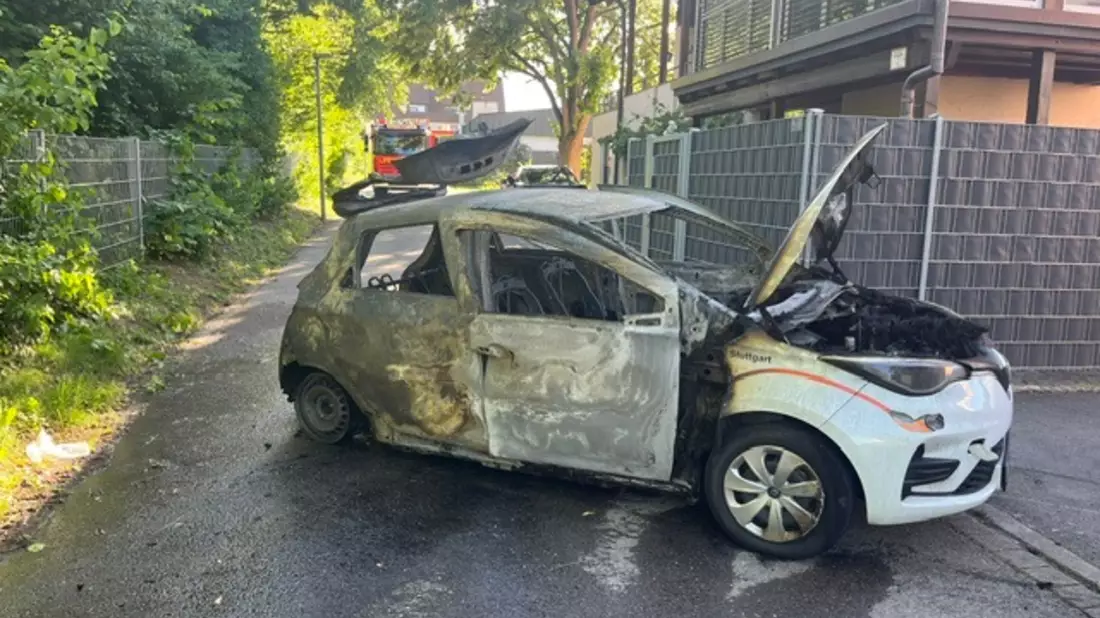 FW Stuttgart: PKW im Vollbrand - Feuer droht auf Gebäude überzugreifen - Bild: presseportal.de