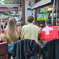Fans und Interessierte schauen in einer Bar in Genf Fußball (Archiv) - Foto: via dts Nachrichtenagentur