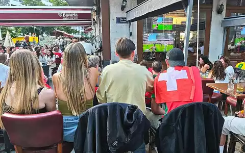 Fans und Interessierte schauen in einer Bar in Genf Fußball (Archiv) - Foto: via dts Nachrichtenagentur
